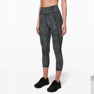 LULULEMON Time To Sweat Crop *23" Free Spirit Alpine White Black SZ 4 BRAND NEW